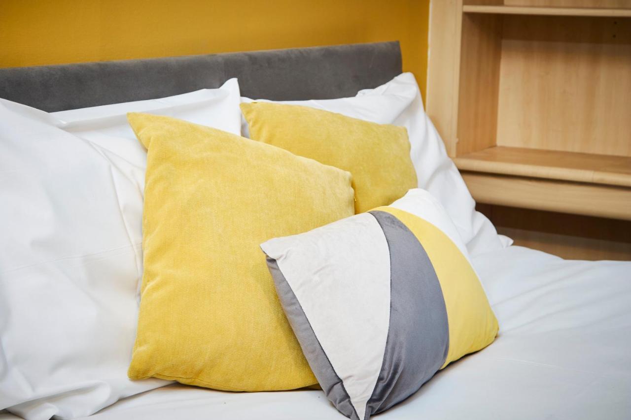 Stylish Manchester Gem - Sleeps 10! Экстерьер фото